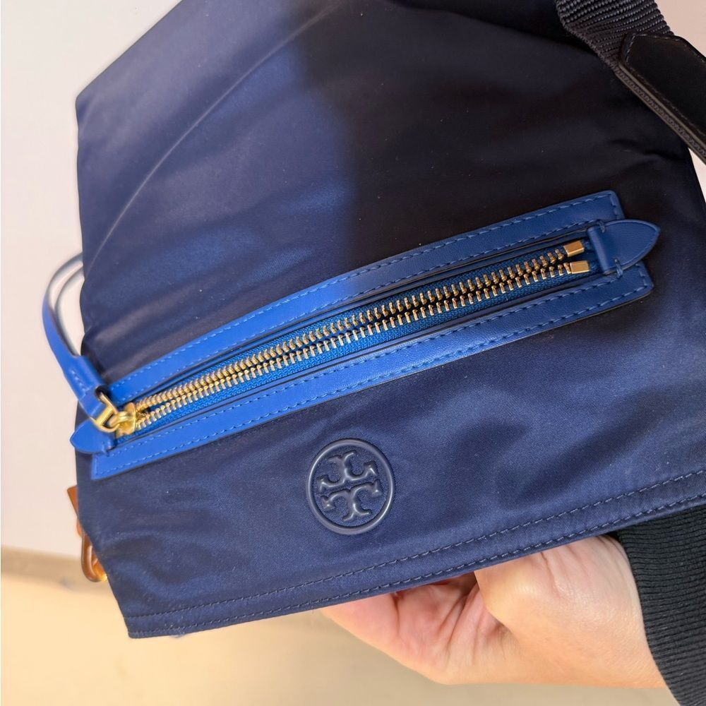 Tory Burch 'Perry' Nylon Swingpack Crossbody Bag Royal Navy Blue. Pre-Owned - Picture 7 of 13